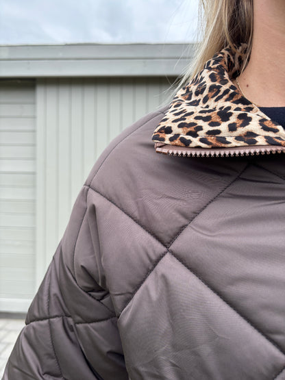 Ester reversible jas - leopard/bruin